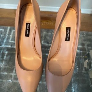 Nude pumps